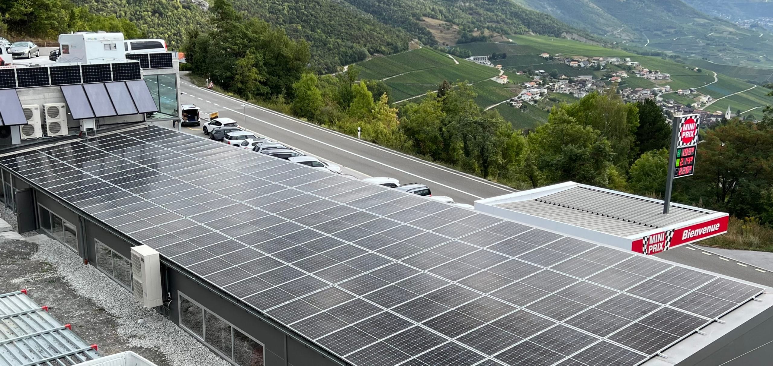 Toit recouvert de panneaux solaires Garage du Rocher Valais