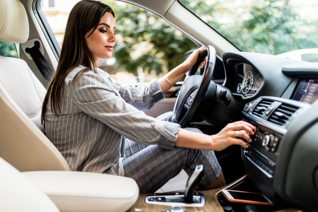 Femme dans un véhicule très propre Valais Venthône Garage du Rocher