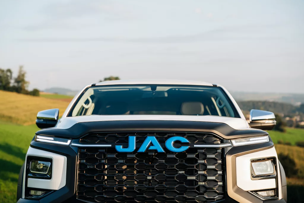 Pick-up JAC Motors noir avec cabine, vue de devant, sur fond de ciel