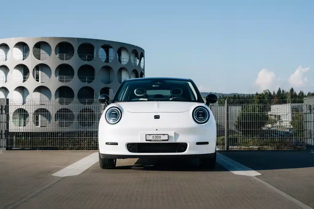 JAC E30 X city blanc vu de face dans un décor urbain