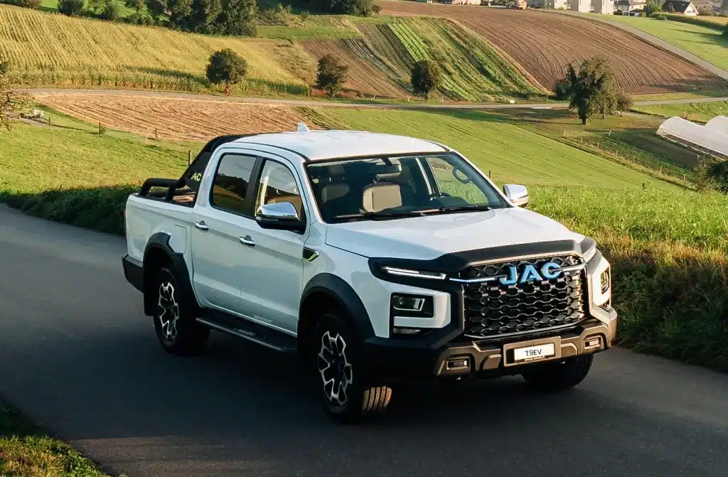 JAC T9 EV blanc sur fond de comapagne de profil