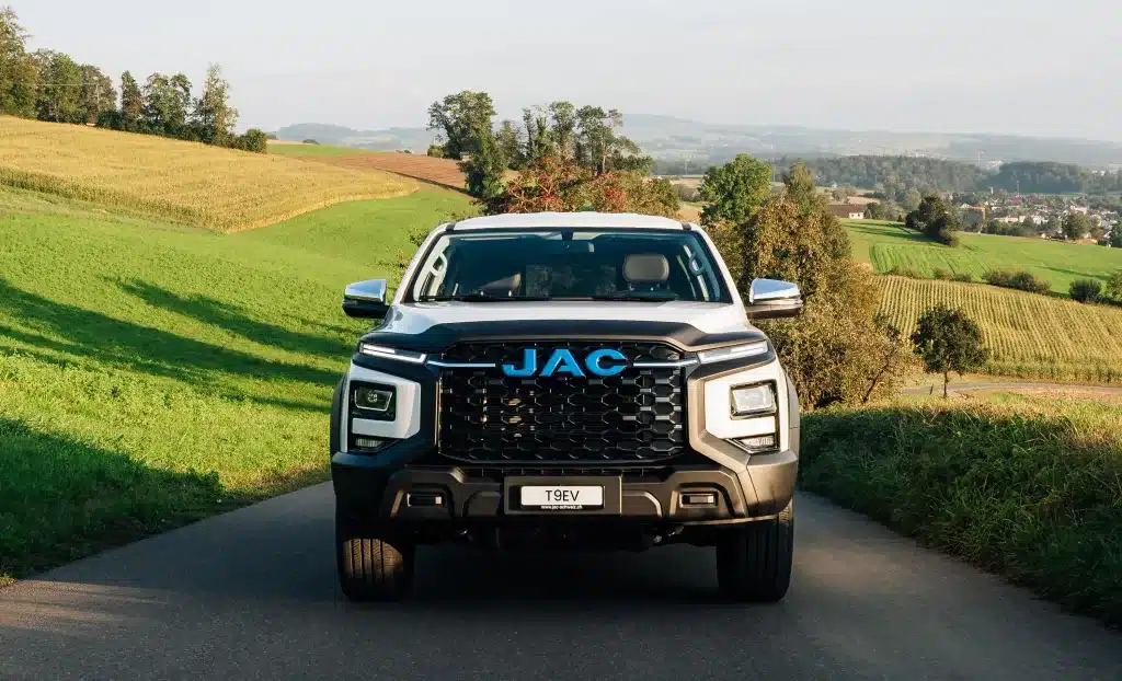 Pick-up JAC T9EV 4X4 blanc de face sur route de campagne