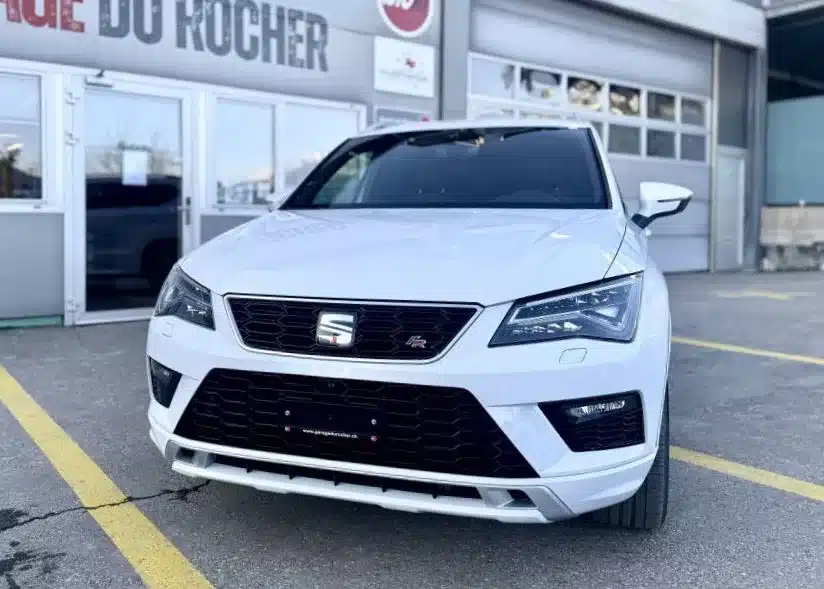 Seat Ateca blanche exposée de face devant le Garage du Rocher