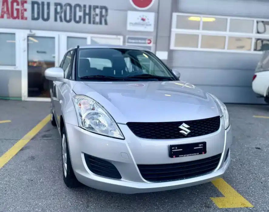 Suzuki Swift grise exposée devant le Garage du Rocher à Venthône