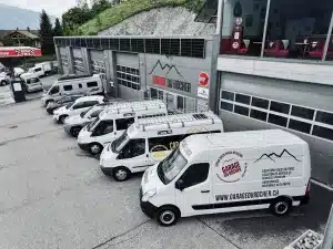 Véhicule à louer parqués devant le Garage du Rocher à Venthône