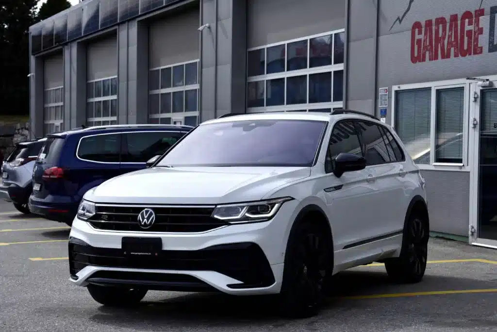 VW Tiguan blanche d'occasion à vendre exposé devant le Garage du Rocher à Venthône
