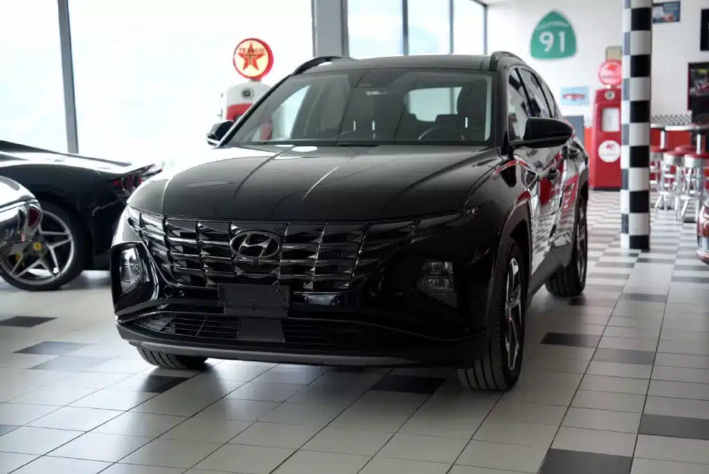 HYUNDAI Tucson 4x4 d'occasion à vendre exposé dans le showroom au style américain du Garage du Rocher en Valais