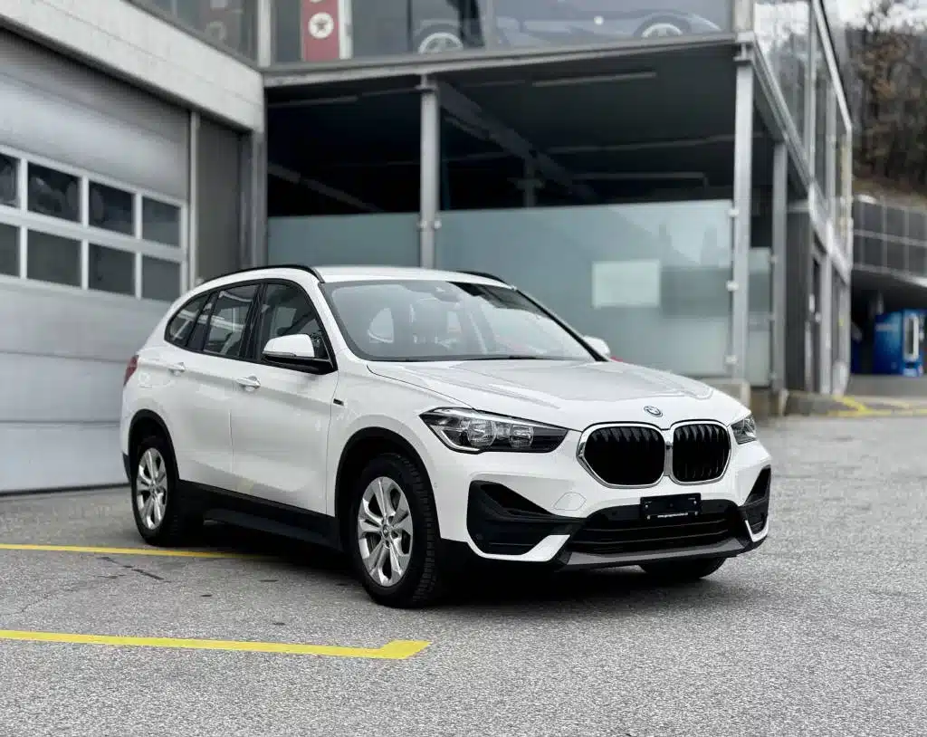 BMW X1 blanc d'occasion en expo devant le Garage du Rocher en Valais