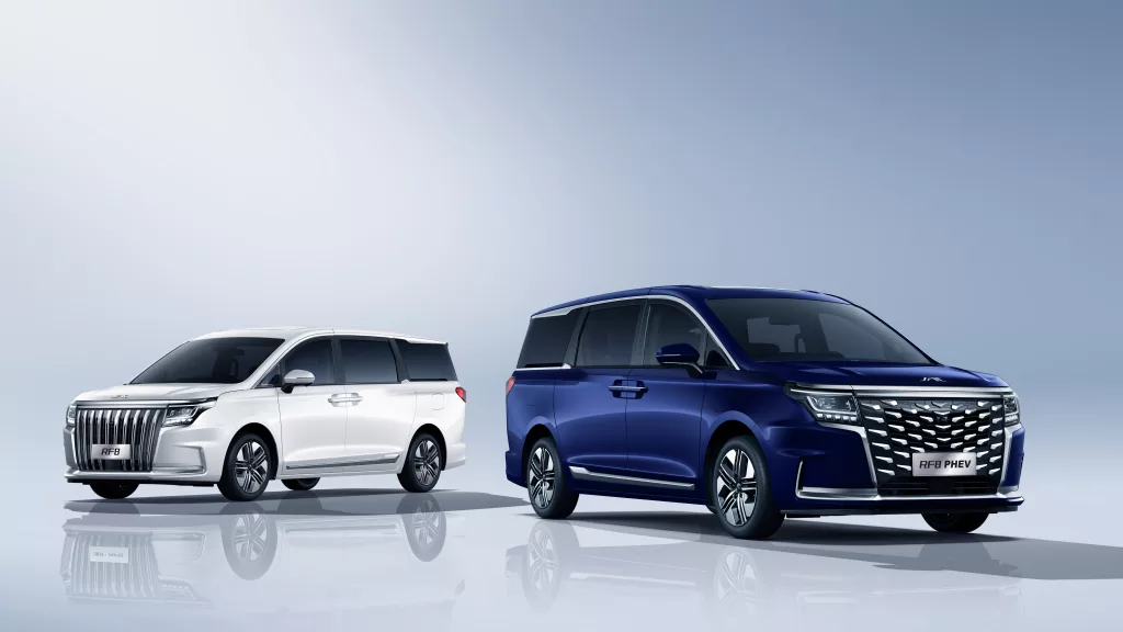 2 JAC RF8 PHEV blanc et bleu de profil en expo