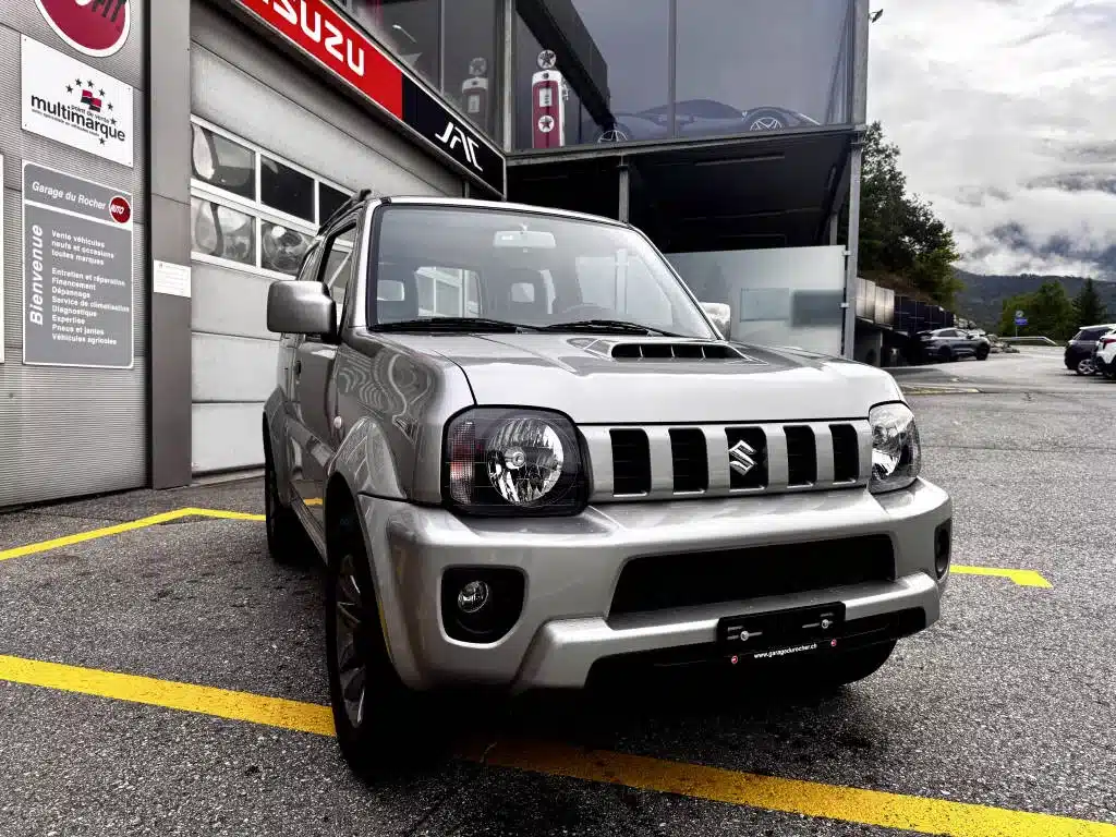 Suzuki Jimny beige expposé devant le Garage du Rocher à Venthône